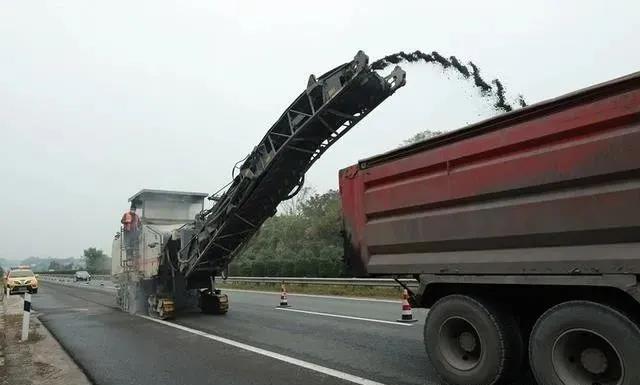 由噴灑車(chē)對(duì)路面噴灑改性乳化瀝青