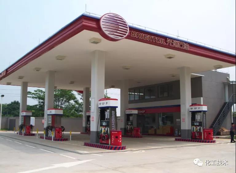 帶領(lǐng)公司向互聯(lián)網(wǎng)方向轉(zhuǎn)型，大規(guī)模發(fā)展欠債累累