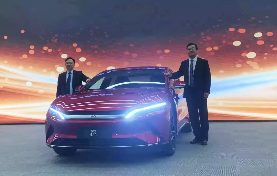 比亞迪董事長兼總裁王傳福與玲瓏輪胎董事長、總裁王鋒在比亞迪“漢”前合影