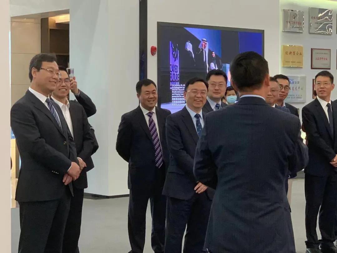 比亞迪董事長兼總裁王傳福攜玲瓏輪胎董事長、總裁王鋒等人參觀交流