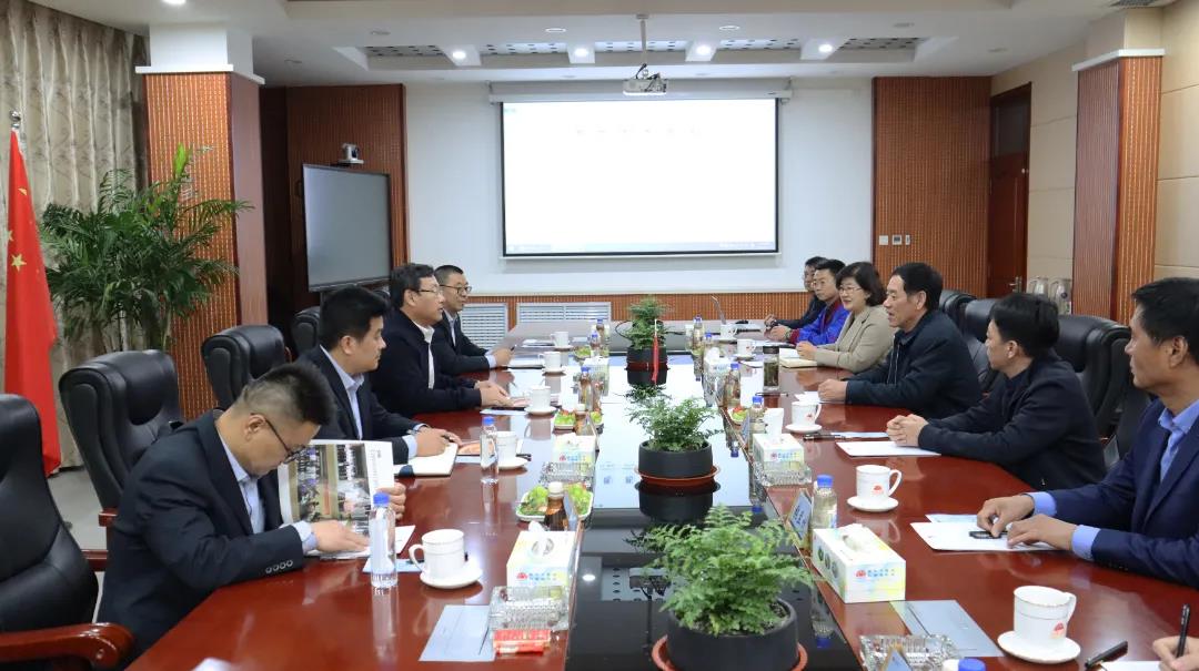 公司黨委書記竇寶森、董事長竇勇、總經(jīng)理鄭洪霞等公司領(lǐng)導(dǎo)陪同