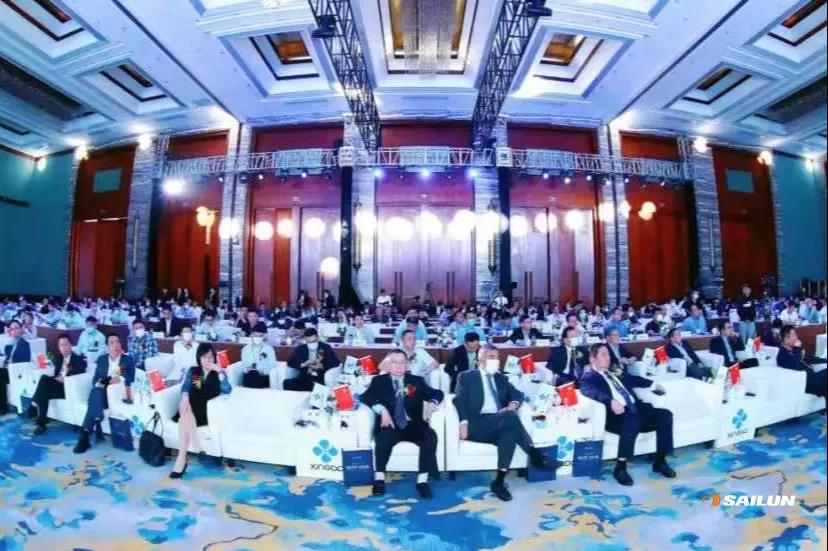 來(lái)自全球各地的300多位行業(yè)領(lǐng)袖、專家、學(xué)者參加峰會(huì)
