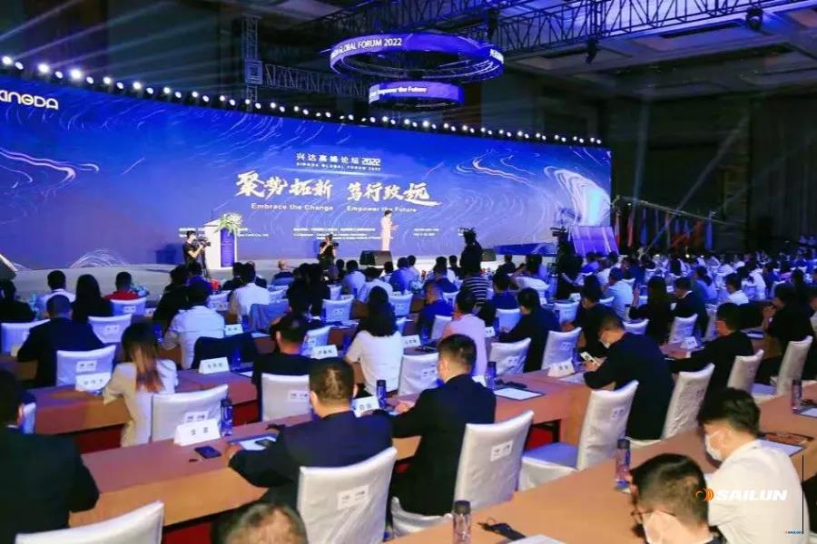 來(lái)自全球各地的300多位行業(yè)領(lǐng)袖、專家、學(xué)者參加峰會(huì)