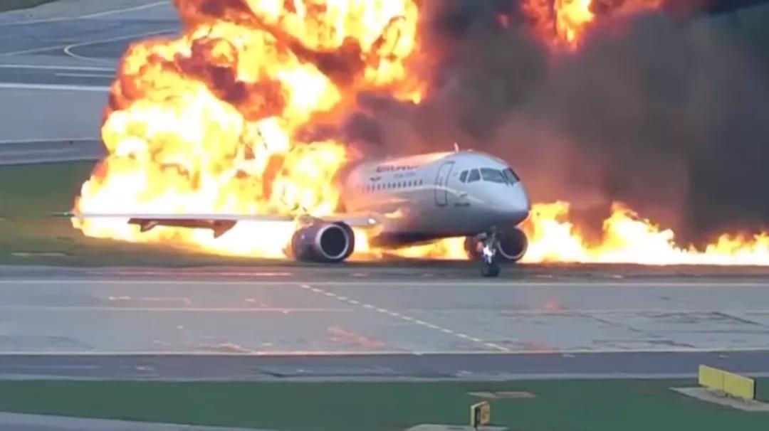 擁有好的飛機(jī)輪胎是飛機(jī)安全飛行的保障 擁有好的飛機(jī)輪胎是飛機(jī)安全飛行的保障