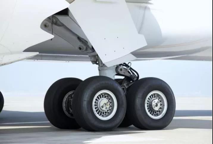 對(duì)航空輪胎在大載荷與高加速下進(jìn)行動(dòng)力特性測試